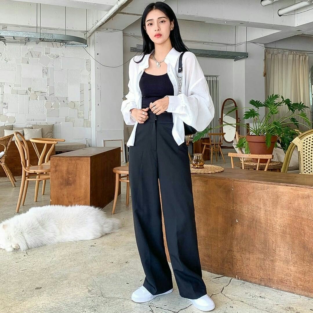 Phối áo sơ mi oversize với áo 2 dây