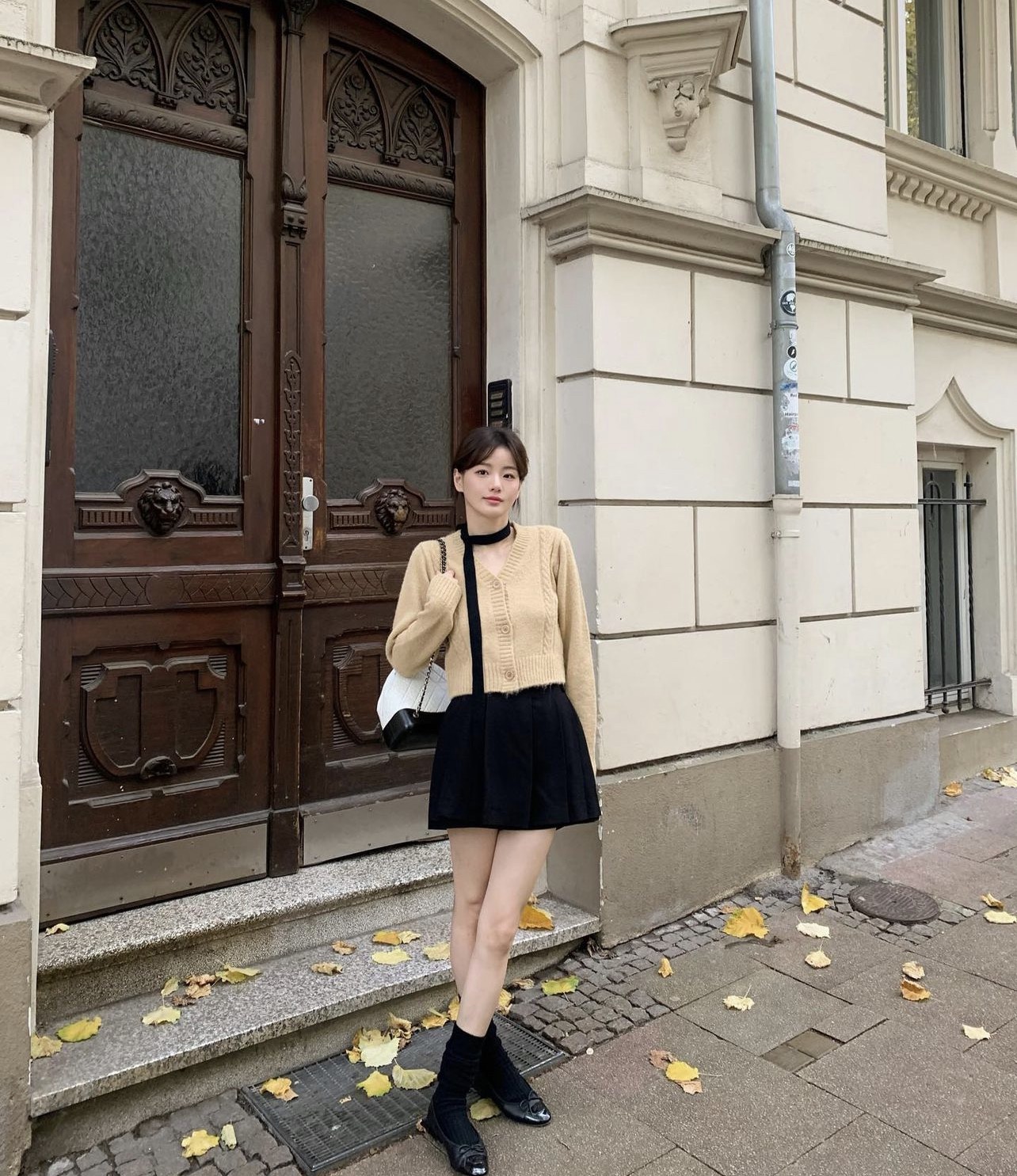 Phối đồ với chân váy xếp ly ngắn