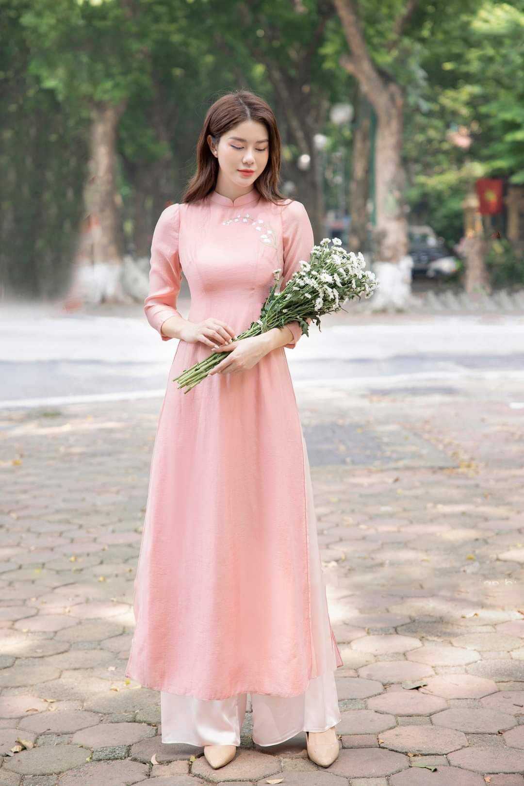 Áo hồng phối với quần màu gì nữ? 10+ gợi ý giúp nàng thêm xinh 1 Phối đồ với áo dài cách tân màu hồng