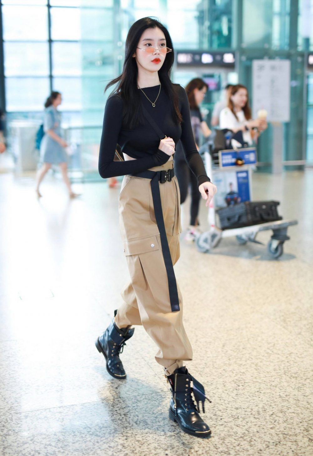 Phối đồ với giày boot nữ cổ thấp phong cách công sở