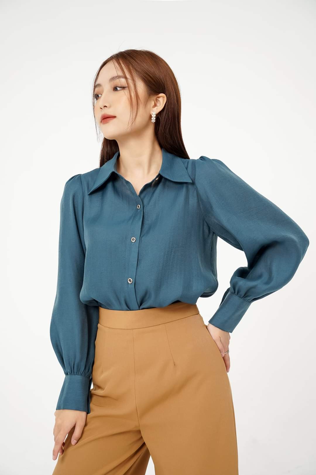 Màu Xanh Cổ Vịt Phối Với Màu Gì Để Sành Điệu Và Thu Hút? 2 Phối đồ với màu xanh cổ vịt và màu trắng