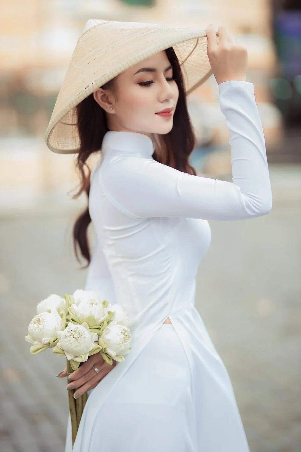 cách tạo dáng chụp ảnh áo dài tết với nón lá