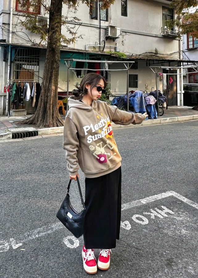 phoi ao hoodie voi chan vay dai 2662