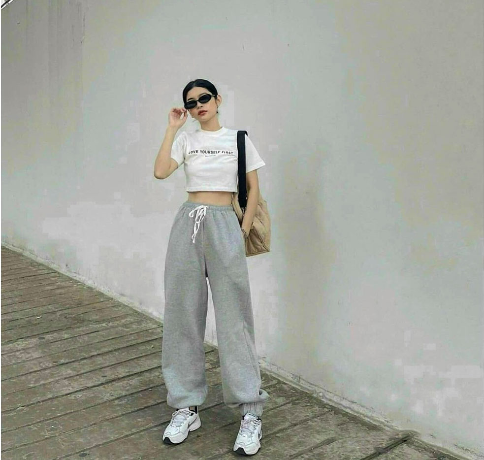 Phối áo croptop với quần ống rộng thanh lịch