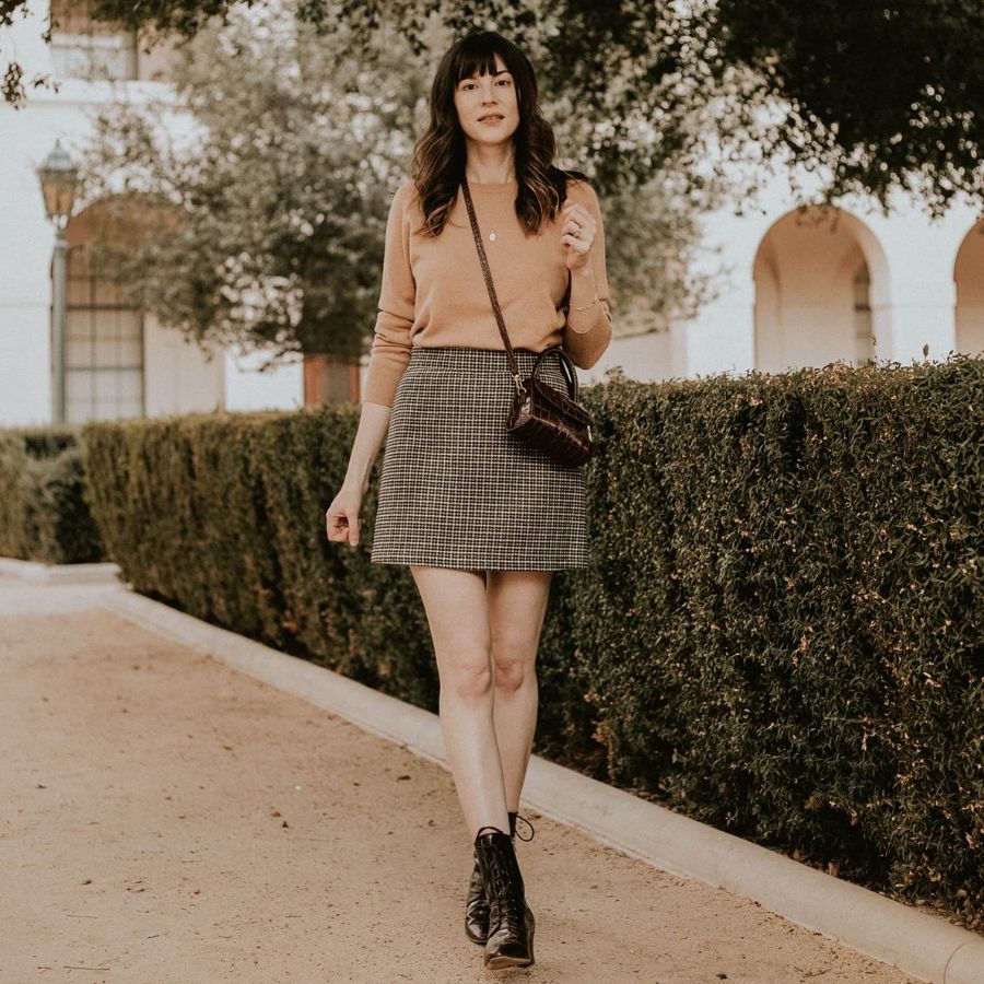 Phối đồ với giày boot nữ cổ thấp và quần jean