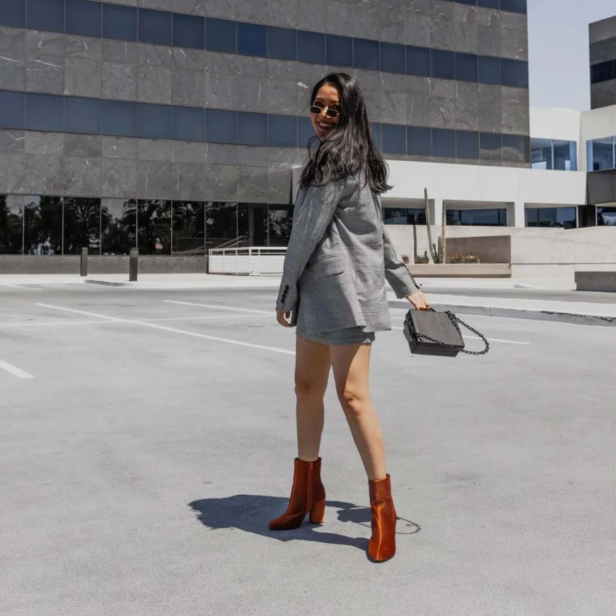 Phối đồ với boot cổ ngắn và chân váy midi