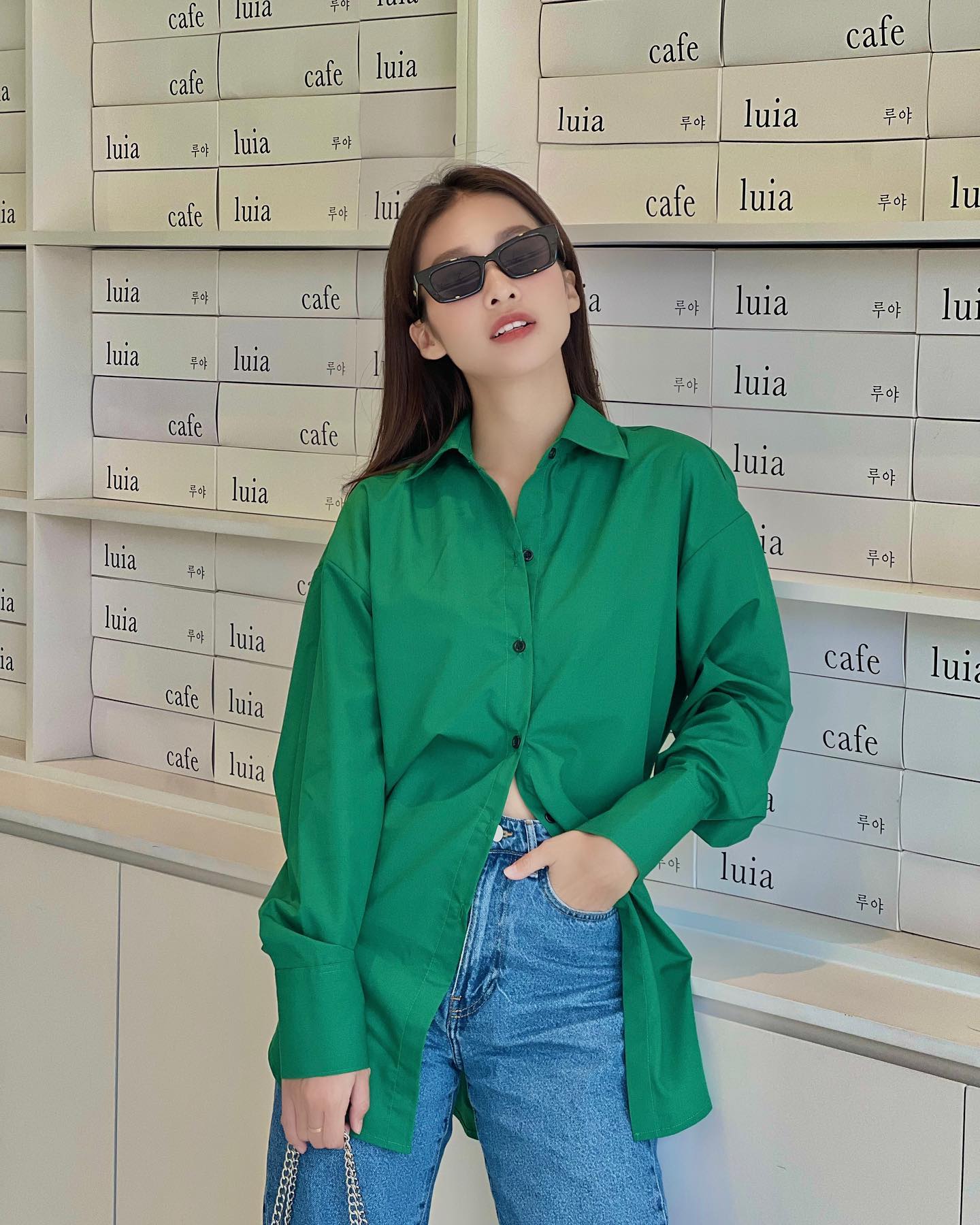 15+ Cách Phối Đồ Với Áo Sơ Mi Xanh Dương Nữ Thanh Lịch 7 Phối đồ với áo sơ mi xanh dương đi biển