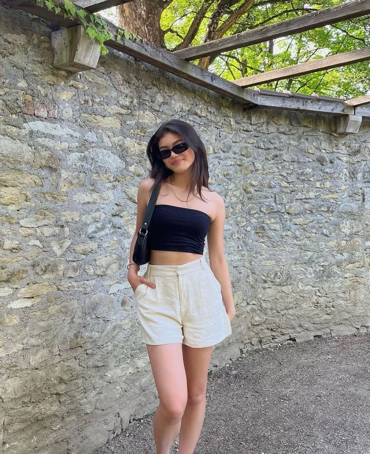 Cách phối đồ với quần short trắng lưng cao