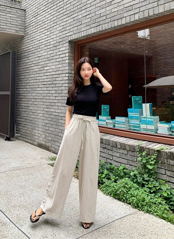 Quần đũi ống rộng mặc với áo thun