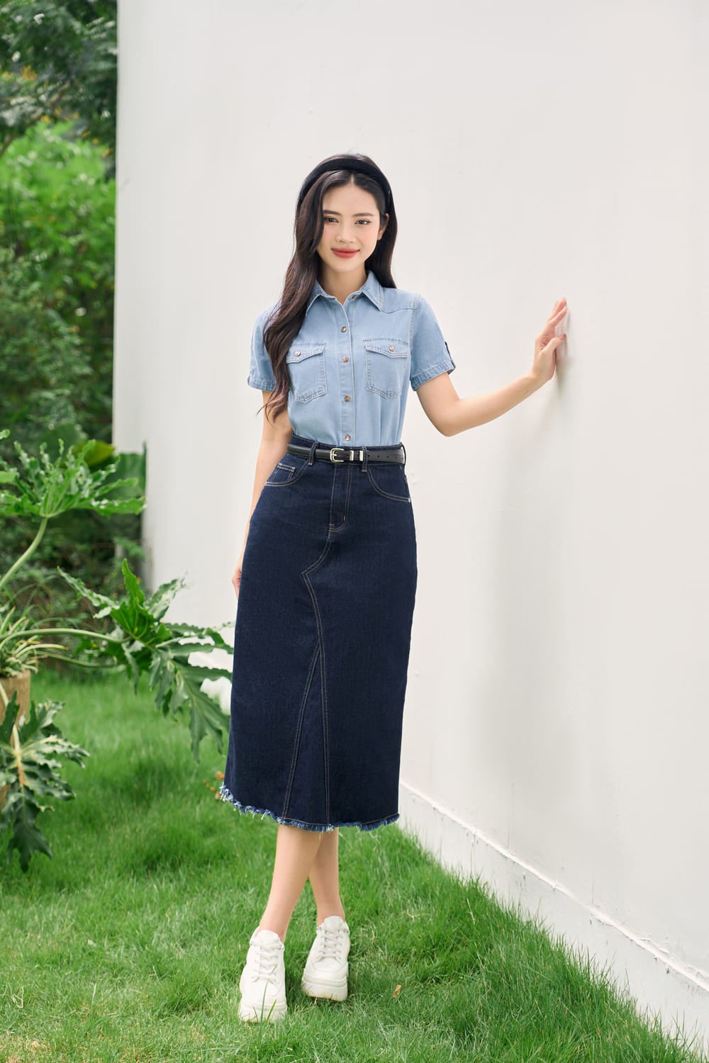 Phối đồ với chân váy bò dài và áo thun