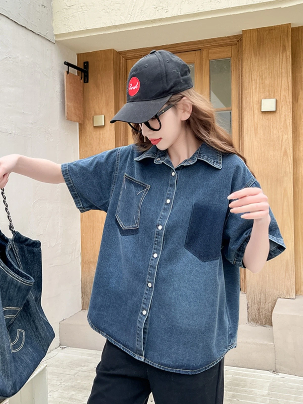 10+ Cách Phối Áo Sơ Mi Với Quần Short Nữ Cực Chất 2024 5 Phối áo sơ mi denim với quần short jean