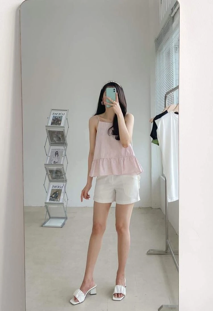 Quần short trắng nữ mặc với áo gì năng động