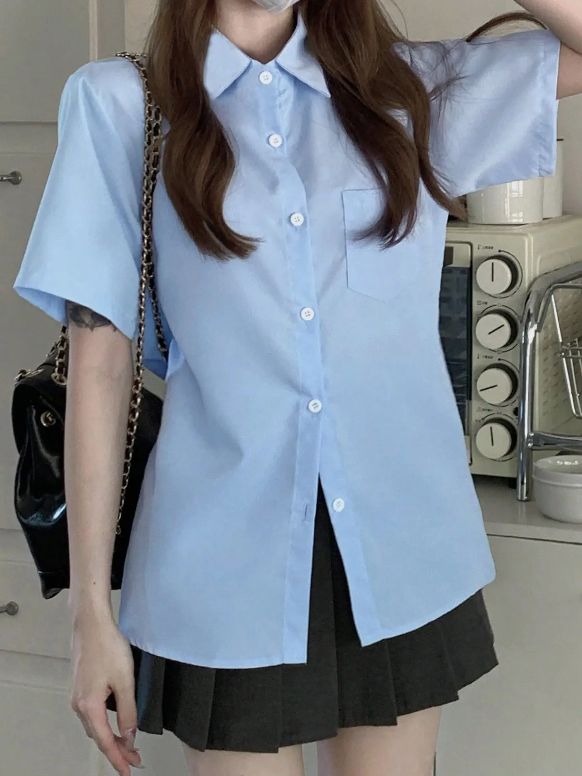 Phối đồ công sở với áo sơ mi tay ngắn nữ