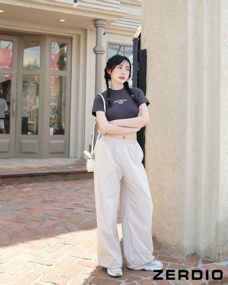 Quần ống rộng trắng phối với áo gì