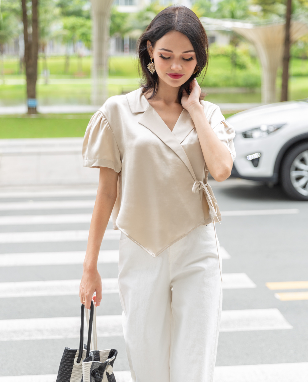 Phối áo khoác jean với quần trắng