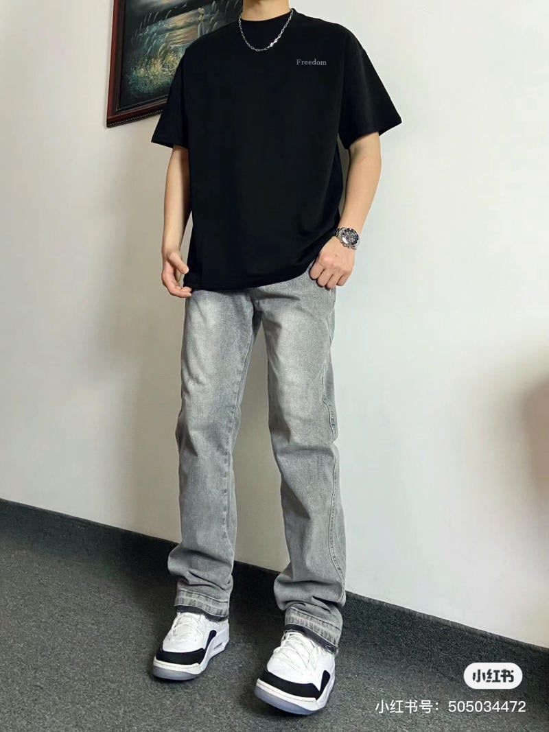 Quần xám mặc với áo màu be