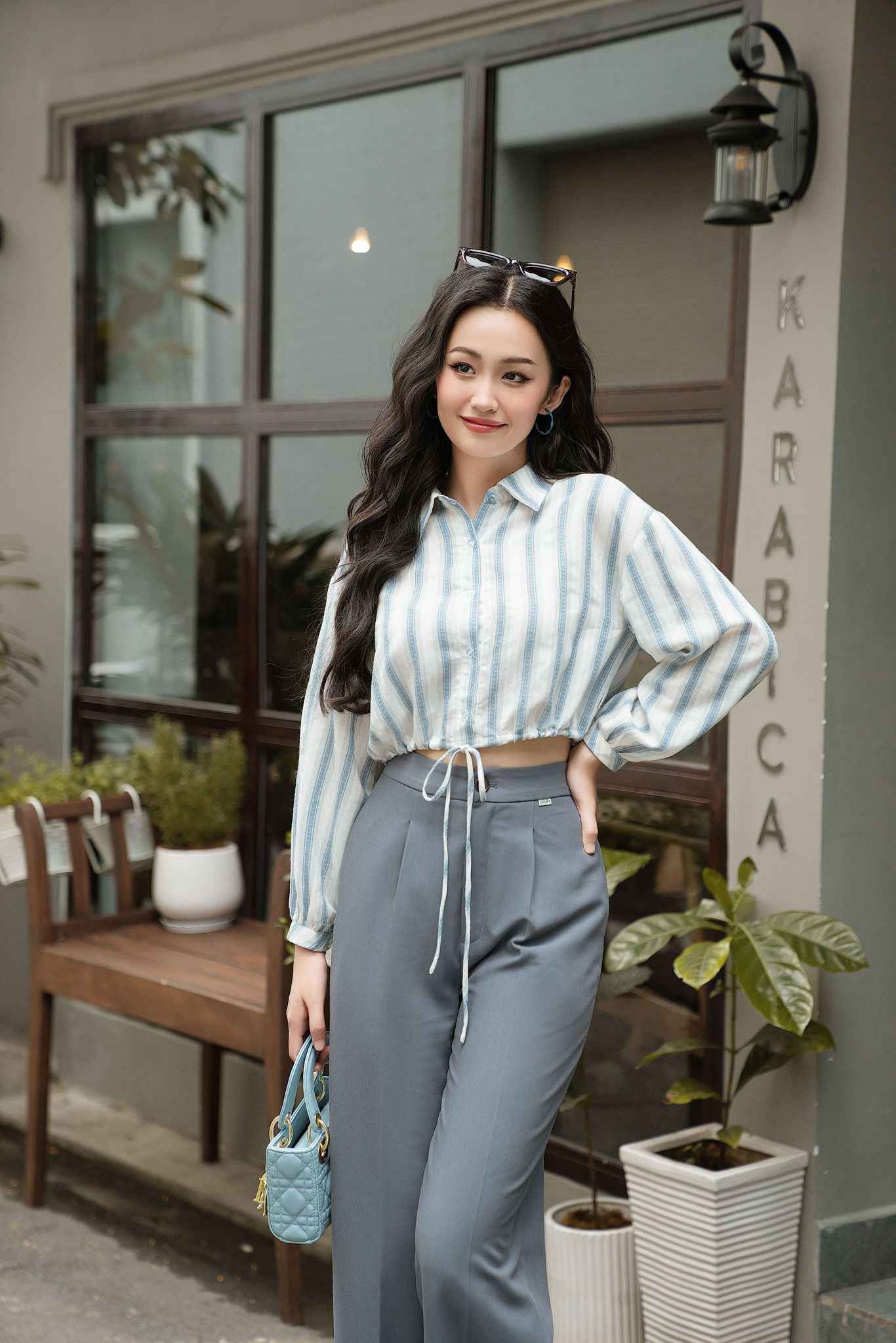 10+ Cách Phối Áo Sơ Mi Với Quần Short Nữ Cực Chất 2024 10 Mix áo sơ mi croptop với quần short nữ