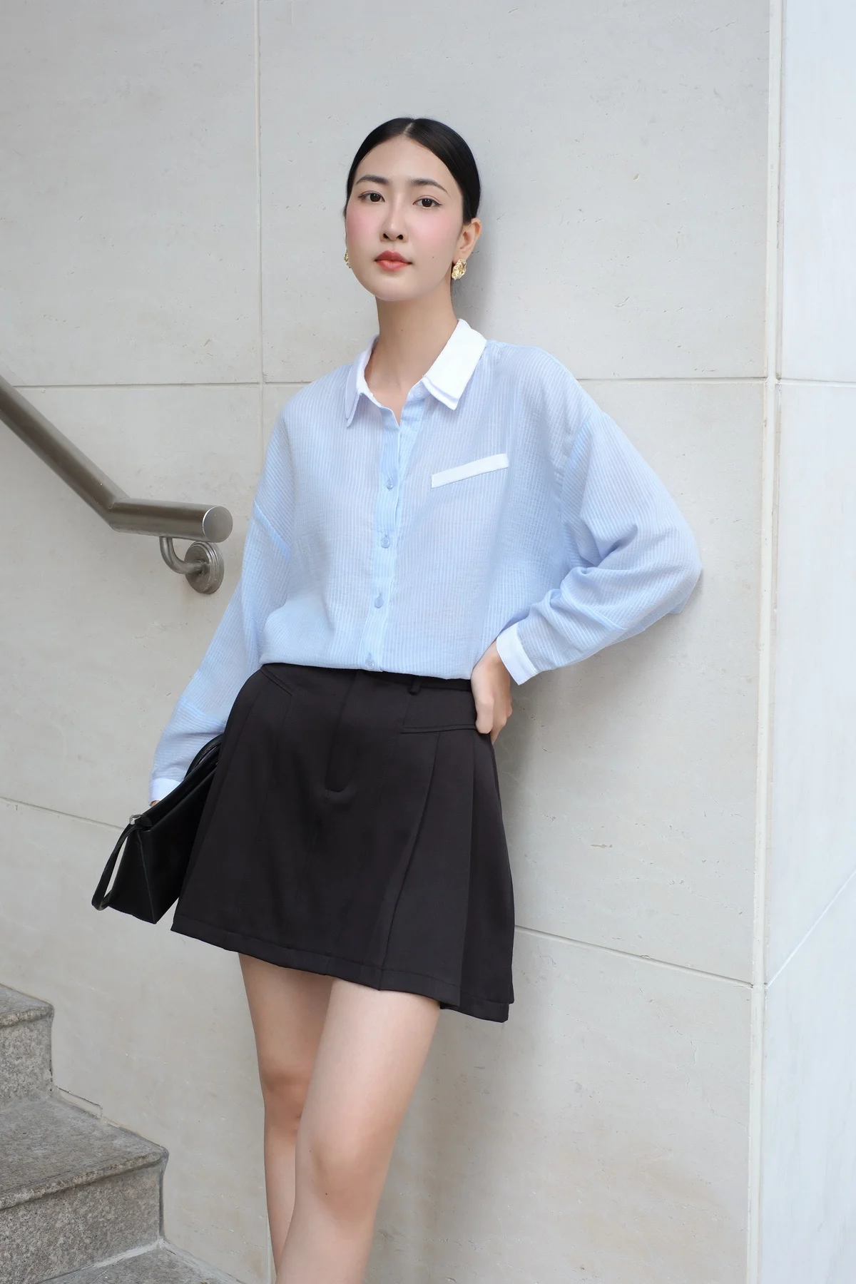 10+ Cách Phối Áo Sơ Mi Với Quần Short Nữ Cực Chất 2024 6 Phối áo sơ mi voan với quần short nữ