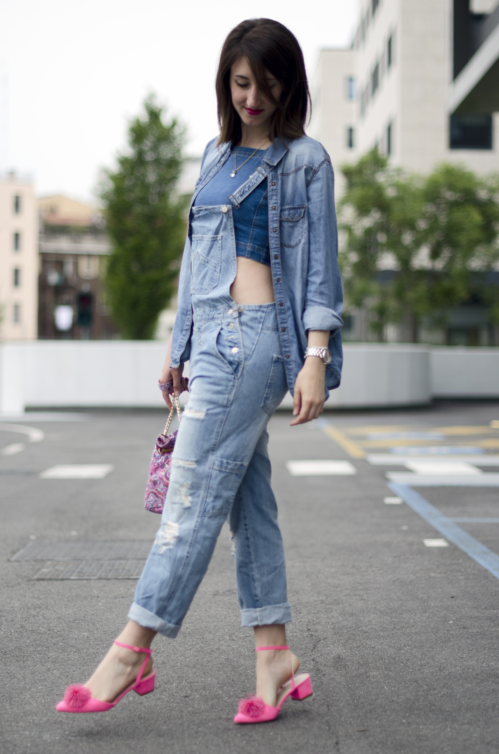 15+ Cách Váy Yếm Jean Phối Với Áo Gì Cực Xinh & Sành Điệu 3 Phối đồ với yếm jean và áo sơ mi trắng