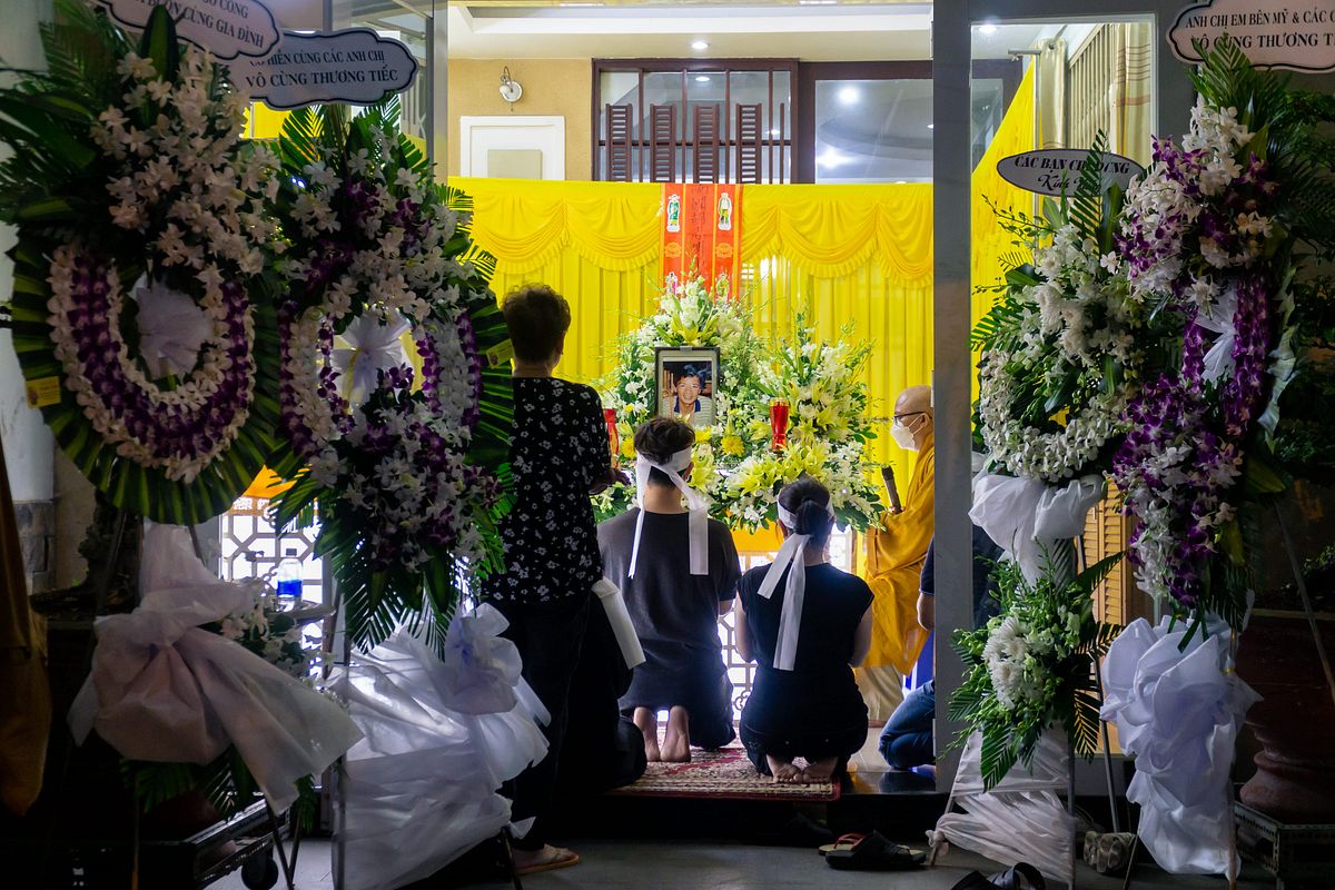 Mơ Thấy Đám Ma Là Điềm Lành Hay Dữ? Giải Mã & Con Số May Mắn 3 Mơ thấy đám ma của người thân