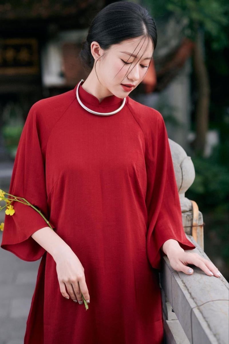 10+ Cách Phối Màu Áo Dài Trơn Tôn Da, Sang Trọng Nhất 2 Phối màu áo dài trơn đỏ ngày Tết
