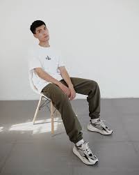 Phối đồ với quần jogger nam màu đen