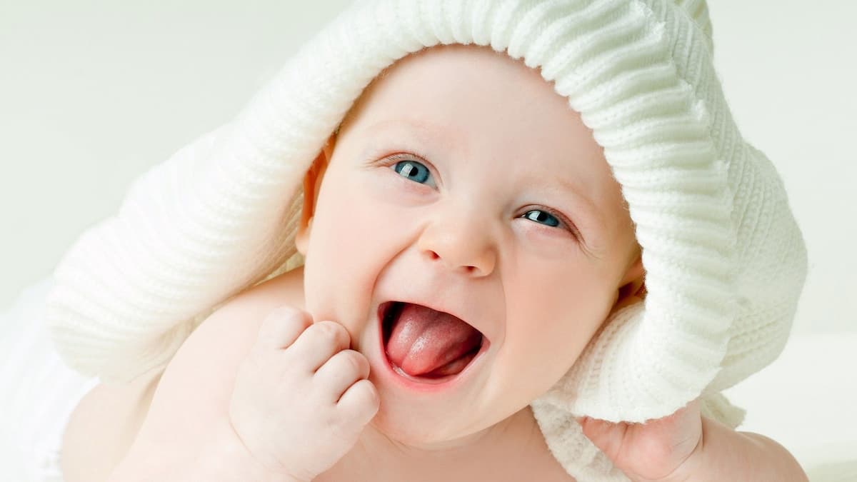 Nằm mơ thấy con nít - Giải mã 50+ điềm báo và con số may mắn 6 Chiêm bao thấy con nít đang cười