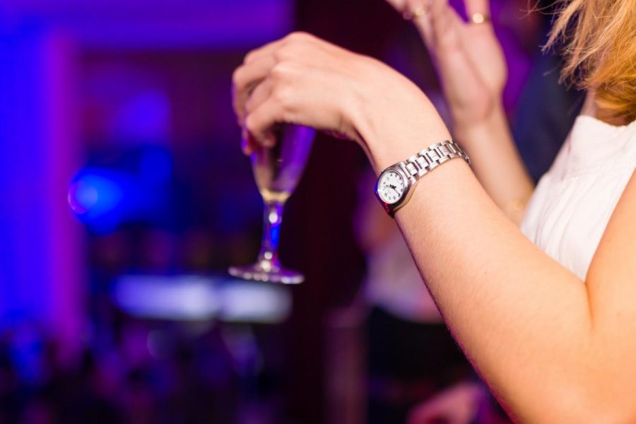 Wine dinner mặc gì? 6 trang phục đẹp, thoải mái khi ngồi 4 Wine dinner mặc gì